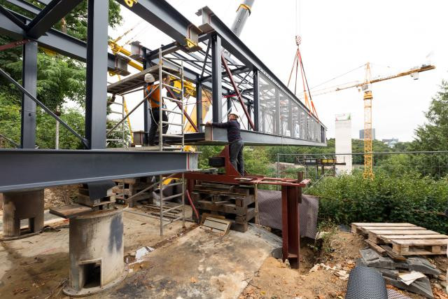 Les deux éléments de la passerelle, une fois assemblés, seront reliés à la tour de l'ascenseur. (Photo: CDCL)