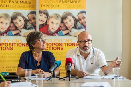 «Les questions d’identité (...), qui étaient le fonds de commerce de l’extrême droite, s’étendent désormais au point que tous les partis se sont lancés dans une course au meilleur patriote», assurent Laura Zuccoli et Sérgio Ferreira. (Photo: Mike Zenari)