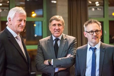 En marge de la présentation du 53e Autofestival, Ed Goedert (Adal), le ministre du Développement durable et des Infrastructures, François Bausch, et Philippe Mersch (Fégarlux) ont débattu de l’avenir de la mobilité. (Photo: Maison Moderne)