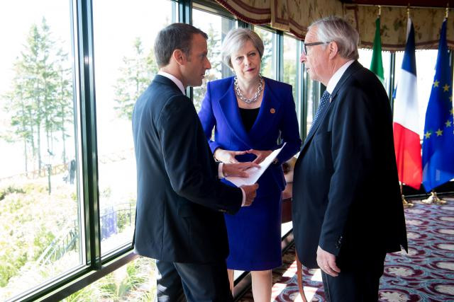 Européens et Britanniques (ici une rencontre entre Emmanuel Macron, Theresa May et Jean-Claude Juncker en marge d’une réunion du G7) veulent afficher une volonté de dialogue. Mais défendent leurs intérêts en parallèle. (Photo: Commission européenne/Services audiovisuels)