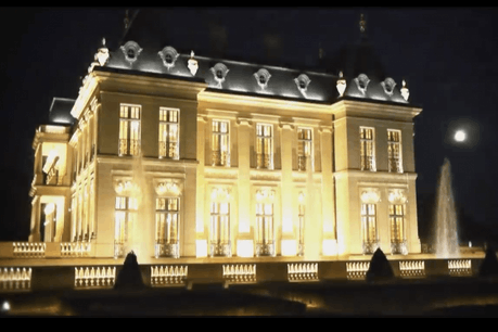 Le château de Louveciennes est une réplique à l’échelle du château de Versailles. (Photo: YouTube)