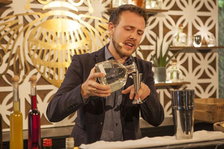 Thomas Begbie du bar Octans en pleine préparation de son cocktail «Coral & Coast». (Photo: Patrón Perfectionists)