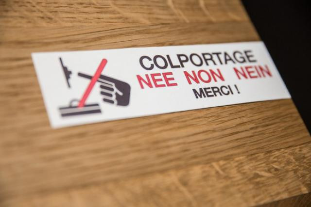 Tout consommateur pourra apposer un autocollant sur sa porte d’entrée pour tenir éloignés les démarcheurs inopportuns.  (Photo : Maison Moderne Studio)