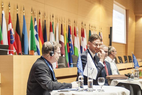 Jyrki Katainen, à droite, était ce lundi de passage au Luxembourg pour promouvoir le plan Juncker. (Photo: Mike Zenari)