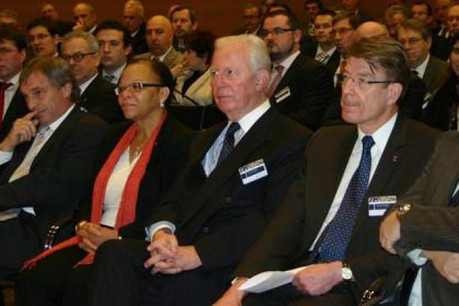 Légende: (de g. à dr.) Jeannot Krecké, Cleopatra Doumbia-Henry, Jacques Santer, Alain Kundycki et Robert Goebbels (Photo: MECE)