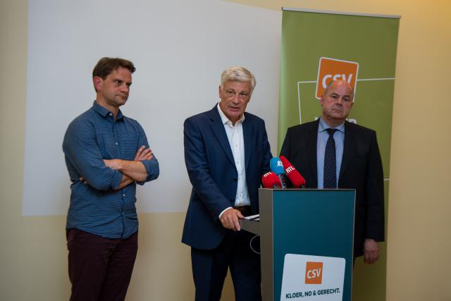 Marc Spautz, président du parti (à droite de Claude Wiseler), et Laurent Zeimet (à sa gauche), secrétaire général, ont notamment été confortés dans leurs fonctions. (Photo: Nader Ghavami)
