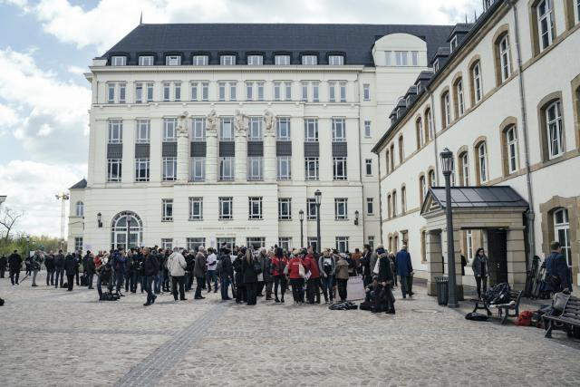 Comme en avril, manifestants et médias sont de retour à la Cité judiciaire ce lundi pour l’acte II du procès LuxLeaks. (Photo: Sven Becker / Archives)