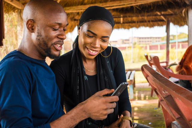 Les paiements mobiles connaissent déjà un succès important en Afrique, mais doivent être développés au niveau de la microfinance. (Photo: Shutterstock)