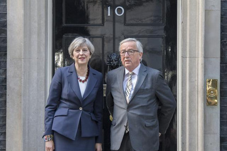 Theresa May recevait Jean-Claude Juncker chez elle mercredi dernier. L’entrevue aurait été amicale et constructive. Le contenu des discussions pas vraiment. (Photo: Crown - Jay Allen)