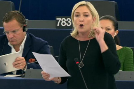 Fustigeant Jean-Claude Juncker pour être le prétendu ami de la finance, Marine Le Pen n'en est pas moins habile pour trouver les financements nécessaires à son parti en dehors des frontières de son pays. (Photo: DR)