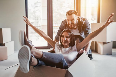 Ils sont nombreux à quitter le domicile parental avant 26 ans et à acheter leur bien avant 31 ans. (Photo: Shutterstock )