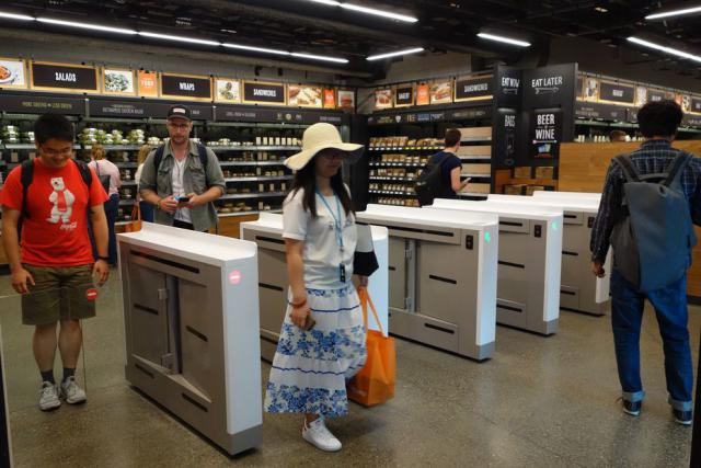 La technologie s’appelle «Just Walk Out», et fonctionne en lien avec une application, «Amazon Go», munie d’un QR code que le client scanne sur un portique à son arrivée. (Photo: LSA)
