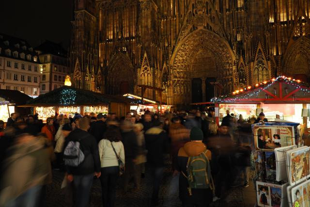 L’auteur des faits aurait accédé au périmètre déjà très sécurisé du marché de Noël par le pont du Corbeau, en se dirigeant vers la rue des Orfèvres. C’est là qu’il aurait ouvert le feu. (Photo: Shutterstock)