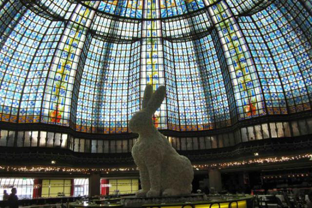 Sous la coupole du Printemps, Italiens et Allemands vendent aux Qataris. Tous étaient déjà au Luxembourg. (Photo: Licence CC/JT)