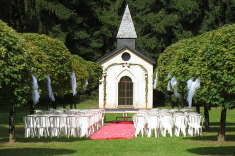 La petite chapelle du Château du Bois d'Arlon peut donner un air de mariage américain... (Photo: CBA)