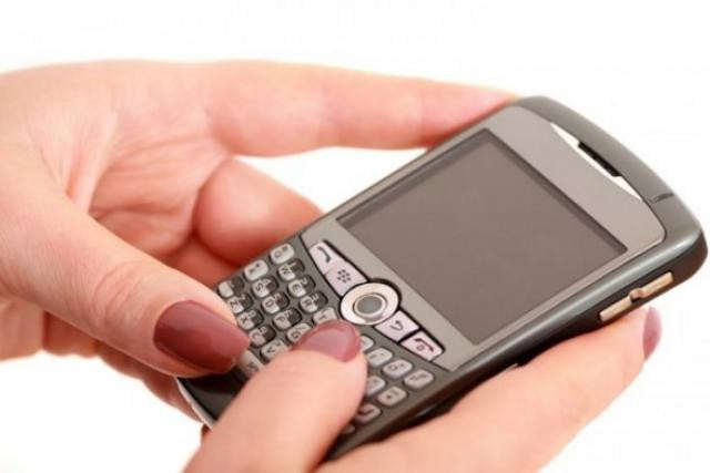 Utiliser son téléphone portable depuis l'étranger va coûter en moyenne 32,5% moins cher à compter du 1er juillet. (Photo: DR)