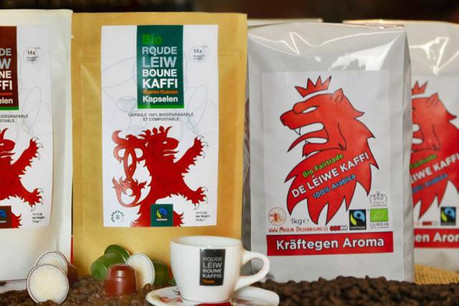 À gauche, les paquets de café «Roude Léiw Boune Kaffi» de Will Kreutz, et à droite, les paquets de café «de léiwe Kaffi» de Moulin Dieschbourg. (Création : Maison Moderne Studio)