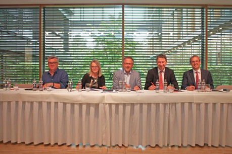 Convention collective signée entre (de gauche à droite) Patrick Michelet (LCGB), Véronique Eischen (OGBL), Jim Schneider (Aleba), Christian Strasser (Aca) et Marc Hengen (Aca). (Photo: DR)