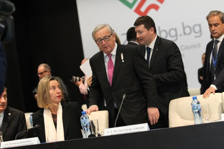 Plus «spin doctor» que bras droit, Martin Selmayr (ici derrière Jean-Claude Juncker) intrigue. La procédure de sa nomination inquiète. (Photo: Licence C.C.)
