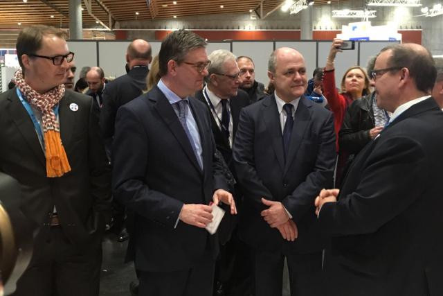 Le ministre français de l’Intérieur, Bruno Le Roux (centre droit), avec François Thill (droite), du ministère de l’Économie, et Pascal Steichen (gauche), le CEO de Smile, au stand luxembourgeois du FIC. (Photo: www.securitymadein.lu)