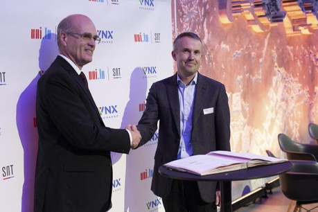 Björn Ottersten, directeur du SnT et Alexander Tkachenko, fondateur et CEO de VNX. Ce partenariat a pour but de «concevoir de nouveaux cadres informatiques facilitant l’échange sécurisé d’actifs numériques sur des réseaux blockchain». (Photo: DR)