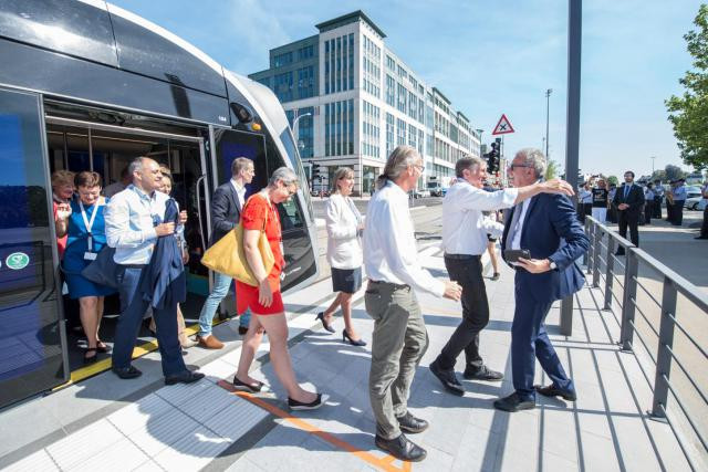 Pierre Gramegna, ministre des Finances, était lui aussi présent ce vendredi pour l’inauguration des nouvelles stations du tram, au même titre qu’une vingtaine d’autres politiques, dont François Bausch et Lydie Polfer. (Photo: Anthony Dehez)