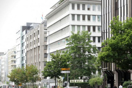 Début 2015, un nouvel immeuble de bureaux s'élèvera à la place du Rix Hôtel, dont la démolition vient de commencer. (Photo: archives paperJam)
