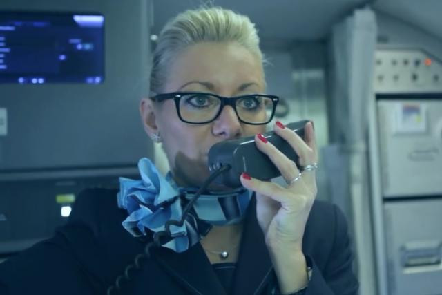 Le métier de cabin crew demande avant tout des compétences en matière de communication. (Photo: Luxair / video)