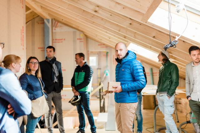 François Cordier (au centre en bleu), le CEO et cofondateur de Leko, lors du chantier de la maison familiale de Sandweiler utilisant la technologie Leko. (Photo: Picto-communication / Archives)