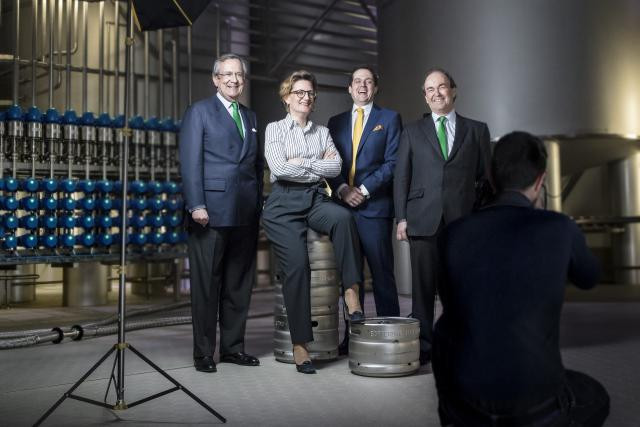 De gauche à droite: Georges M. Lentz Jr, Isabelle Lentz, son frère Mathias Lentz, et Frédéric de Radiguès, le directeur général. Une famille de brasseurs nationaux. (Photo: Maison Moderne)