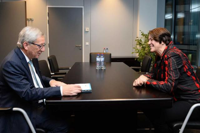 Jean-Claude Juncker est satisfait de l'entretien d'embauche avec Violeta Bulc. Il souhaite l'intégrer vite à sa Commission. (Photo: PPE/Twitter)
