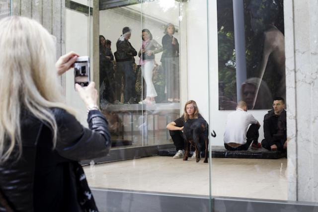 Le pavillon allemand a remporté le Lion d’Or avec une installation et des performances de l’artiste Anne Imhof. (Photo: Francesco Galli)