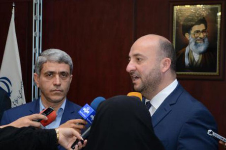 Le ministre iranien de l’Économie, Ali Tayebnia – ici avec son homologue Étienne Schneider, alors en visite à Téhéran –, s’est opposé au gel américain des avoirs de la Banque centrale iranienne. En vain. (Photo: DR)