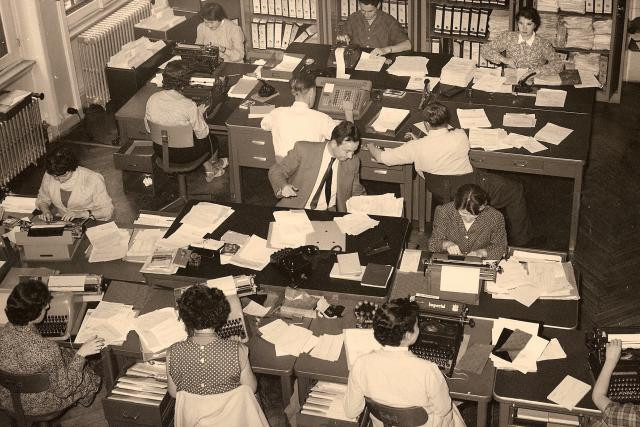 Machines à écrire et téléphones étaient les principaux outils de travail des banquiers de la Place au cours des années 1950. (Photo: Bil / Archives)