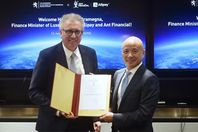 Le 14 janvier, le ministre des Finances, Pierre Gramegna, a remis sa licence au vice-président et directeur juridique d’Ant Financial, Leiming Chen. (Photo: SIP)