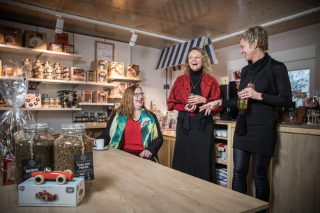 Lut Laget, Isabelle Saint-Antoine et Virginie Kuenemann se sont rencontrées, le temps d’une séance photo, au magasin de Virginie. (Photo: Edouard Olszewski)
