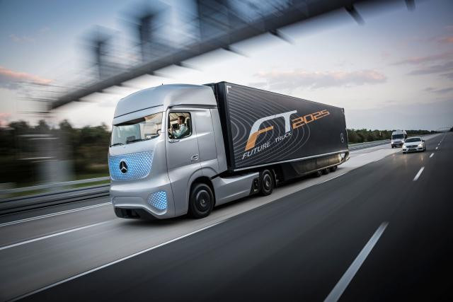 La révolution du camion autonome générerait une réduction des coûts de l’ordre de 30%, soit une économie annuelle supérieure à 30.000 euros par véhicule, selon une étude du cabinet PwC. (Illustration: Daimler/DR)