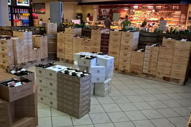 La mise en scène fait partie des stratégies de vente lors des foires aux vins. (Photos: Match)