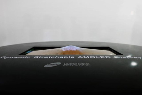 Cette technologie, qui est la plus avancée jamais présentée par Samsung, pourrait servir à créer des produits aux formes actuellement impossibles et à renforcer la solidité des écrans. (Photo: igen.fr)