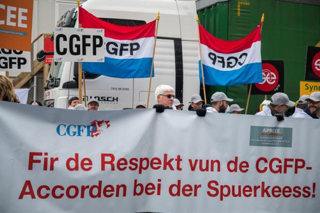Quelque 150 personnes se sont réunies mardi devant le siège de la BCEE pour demander l’application de l’accord de la fonction publique au sein de l’établissement bancaire. (Photo: Nader Ghavami)