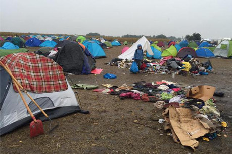 Au camp de Röszke en Hongrie, les conditions sont plus que sommaires pour accueillir le flot incessant de réfugiés. (Photo: DR)