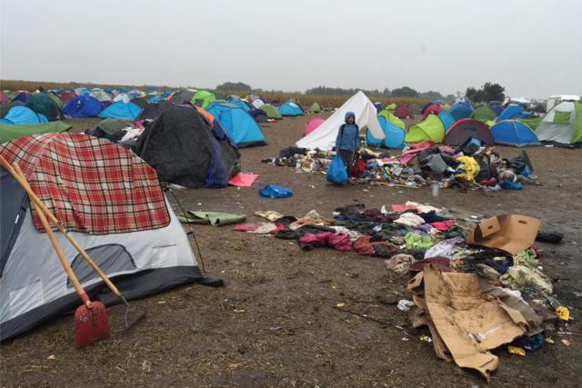 Au camp de Röszke en Hongrie, les conditions sont plus que sommaires pour accueillir le flot incessant de réfugiés. (Photo: DR)