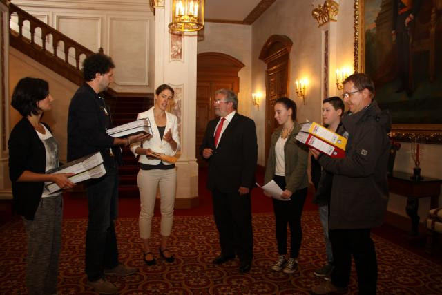 En septembre 2014, les initiateurs de Fir de Choix remettent une pétition au président de la Chambre des députés, Mars di Bartolomeo. (Photo: chd.lu)
