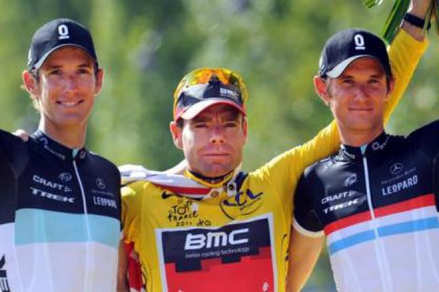 Les frères Schleck, tous deux sur le podium dimanche à Paris (autour du vainqueur Cadel Evans), sont attendus à Luxembourg. (Photo: AFP)