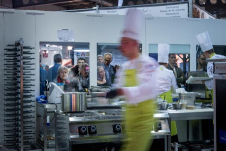 Au pas de course, les cinq cuisiniers en herbe ont 6 heures pour réaliser un menu pour 70 personnes. (Photo: Nader Ghavami)