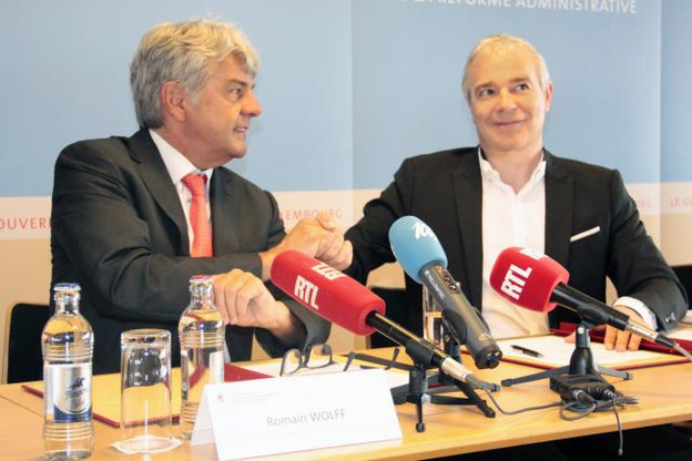 Romain Wolff, président de la CGFP, et le ministre de la Fonction publique, Dan Kersch, ont signé l’accord ce vendredi matin. (Photo: gouvernement luxembourgeois)