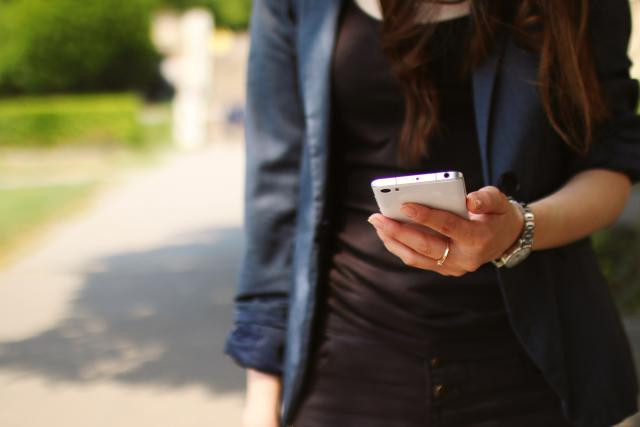 Seulement 33% des Luxembourgeois disent éviter d’utiliser leur smartphone au travail. (Photo: Licence C. C. / jeshoots.com)