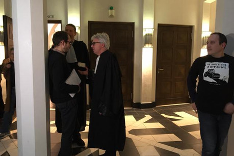 Antoine Deltour et ses défenseurs, Me Penning et Me Bourdon, ont rappelé la volonté de dénoncer les dérives fiscales des rulings avant que l’auditeur ne copie des centaines de fichiers sur le serveur de PwC en octobre 2010. (Photo: Maison Moderne)