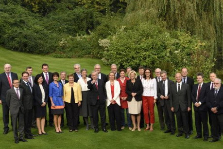 Jean-Claude Juncker montre la voie à ses commissaires. Les médias européens, eux, regardent le doigt... (Photo: Commission Européenne)