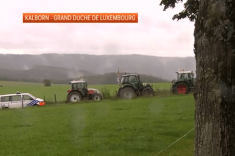 Une centaine de tracteurs bloquent entièrement les accès au village de Kalborn, où se trouvent plusieurs ministres européens de l'Agriculture. (Photo: RTL Info.be)